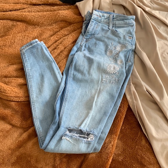 tight fit, flower decals and one rip on the left leg - Picture 1 of 2